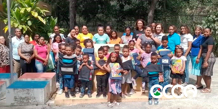 Fundación Ocoa de Pie   entrega útiles escolares en varias escuelas