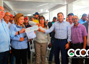 Entregan cheques a productores de invernaderos afectados por lluvias en Rancho Arriba