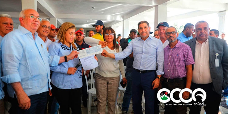 Entregan cheques a productores de invernaderos afectados por lluvias en Rancho Arriba