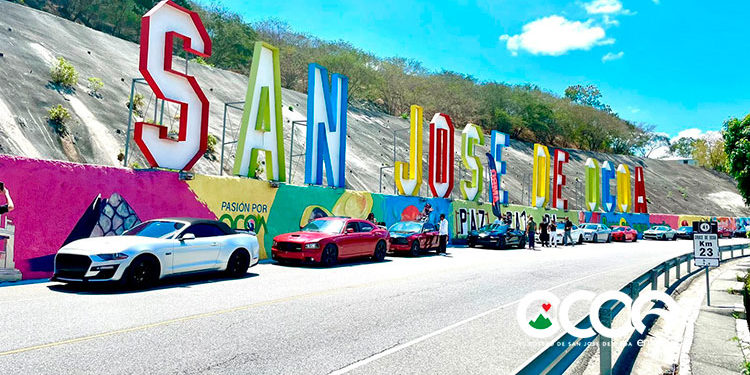 Club de Autos Americanos exhibe sus coches en  Ocoa.