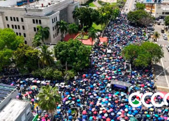 Maestros se manifiestan frente al Ministerio de Educación para exigir un aumento salarial y otras reivindicaciones