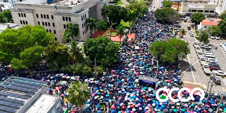 Maestros se manifiestan frente al Ministerio de Educación para exigir un aumento salarial y otras reivindicaciones
