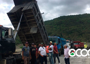 Comunitarios impiden retiren equipos sin finalizar carretera zona El Pinar, camioneros con deudas de 4 millones