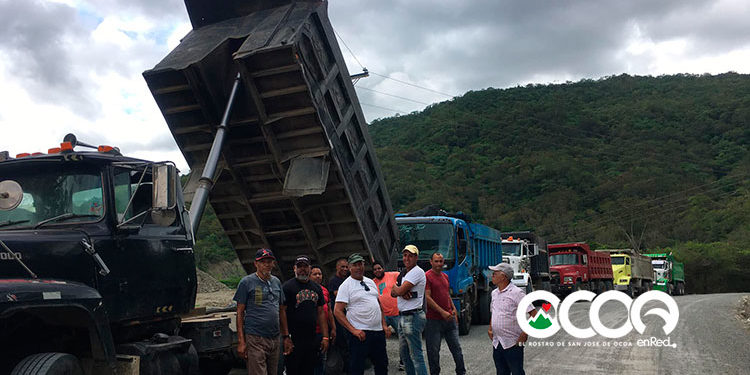 Comunitarios impiden retiren equipos sin finalizar carretera zona El Pinar, camioneros con deudas de 4 millones