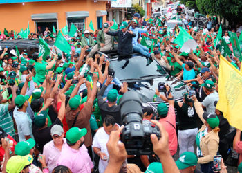 La gente recibe a Leonel bajo lluvia en Ocoa