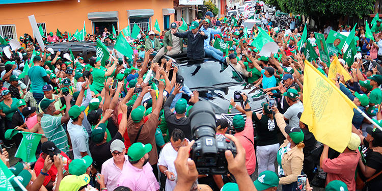 La gente recibe a Leonel bajo lluvia en Ocoa