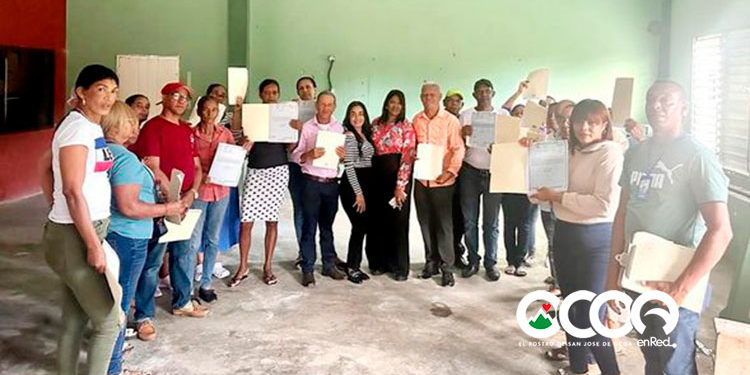 Diputada electa hace entrega 41 títulos de propiedad en Rancho Arriba