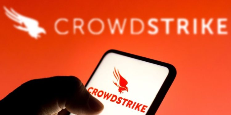 Qué es Crowdstrike, el software de ciberseguridad al que se atribuye el apagón informático global