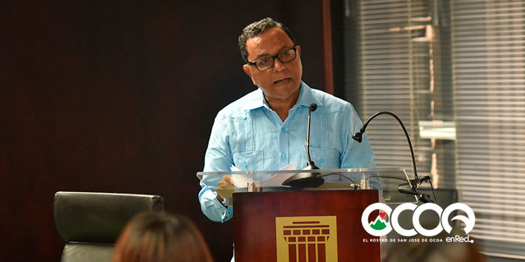 Palabras de Rafael Peralta Romero para ponderar el libro En el Crisol, poemas de amor, de Giordano Encarnación