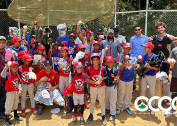Haile Rivera entrega útiles escolares, deportivos y cortes de pelo a jóvenes en La Ciénaga