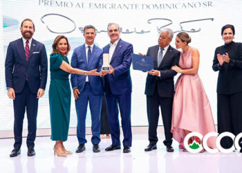 Ydanis Rodríguez recibe premio Oscar de la Renta