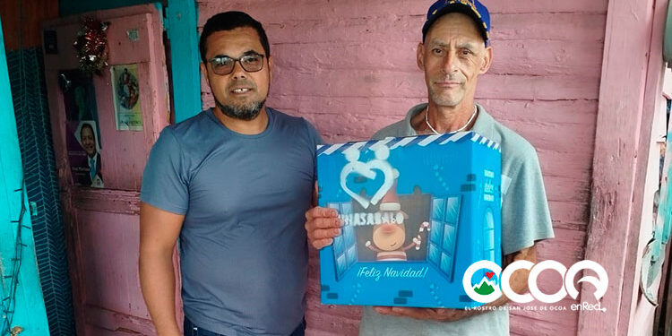 Fundación entrega cajas de alimentos a familias vulnerables de Sabana Larga