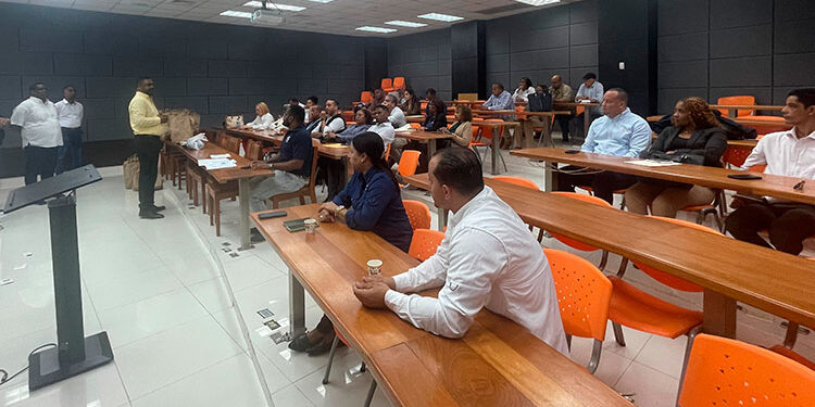 SCH ofrece charla a directores regionales de salud de la Región Enriquillo