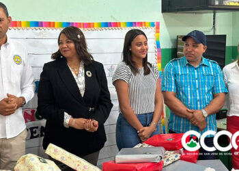 Diputada entrega juguetes a estudiantes especiales escuela en  Ocoa