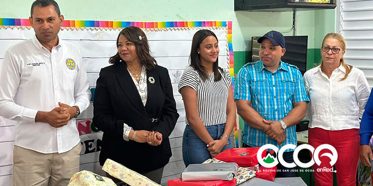 Diputada entrega juguetes a estudiantes especiales escuela en  Ocoa