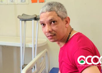 Senador extiende su mano amiga hombre postrado en silla de rueda producto de un accidente de transito