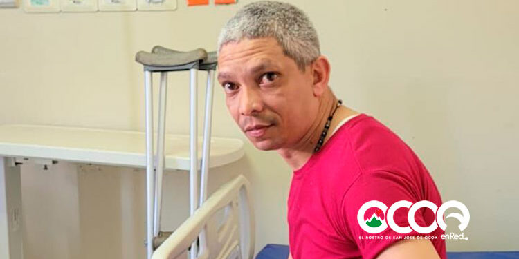 Senador extiende su mano amiga hombre postrado en silla de rueda producto de un accidente de transito