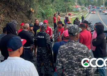 VIDEO | Queman escombros en Nizao en protesta por falta de luz