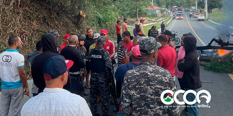 VIDEO | Queman escombros en Nizao en protesta por falta de luz