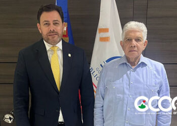 Senador entrega carpeta a ministro Obras Publicas de  13 obras inconclusas en Ocoa