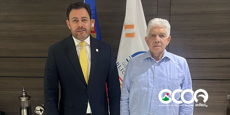 Senador entrega carpeta a ministro Obras Publicas de  13 obras inconclusas en Ocoa