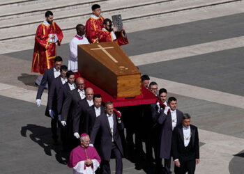 El papa Francisco recibe un último adiós en su tierra durante una emotiva procesión en Buenos Aires