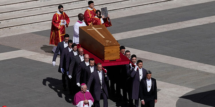El papa Francisco recibe un último adiós en su tierra durante una emotiva procesión en Buenos Aires