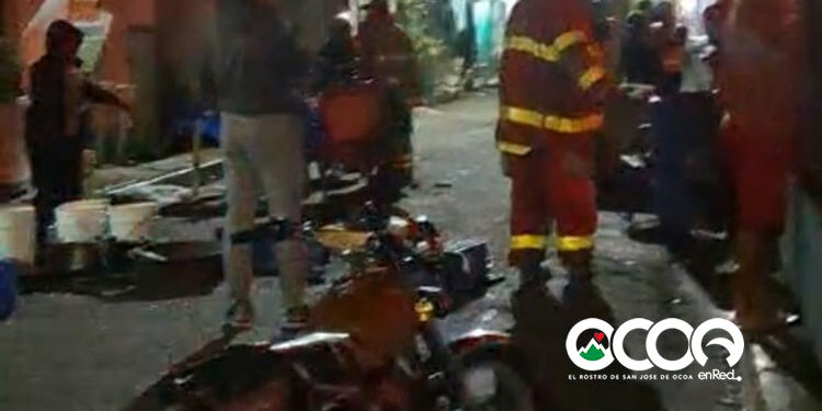 Fuego destruye vivienda en Rancho Arriba, camión de bomberos fuera de servicio