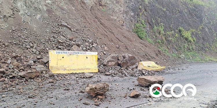 Lluvias provocan derrumbe en carretera Sabana Larga-Nizao