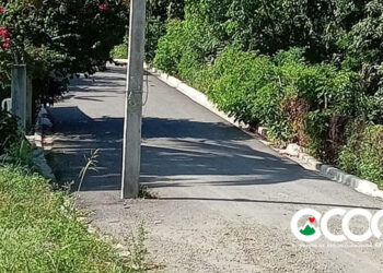 Poste de luz en medio de la carretera sector Las Caobas pone en riesgo a conductores