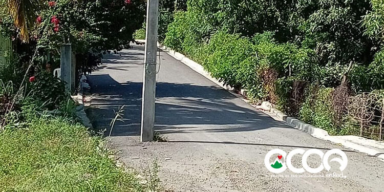 Poste de luz en medio de la carretera sector Las Caobas pone en riesgo a conductores