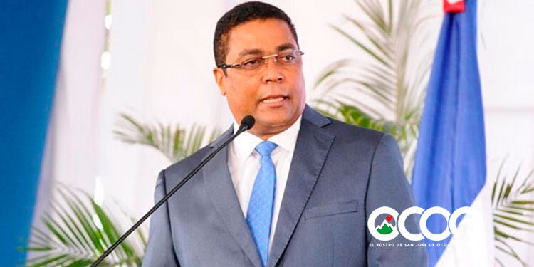 Víctor D’Aza sorprende en encuesta empresarial tras anunciar aspiración presidencial