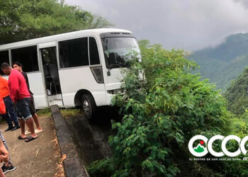 Pasajeros se salvan en “tablita” en la carretera Palo de Caja