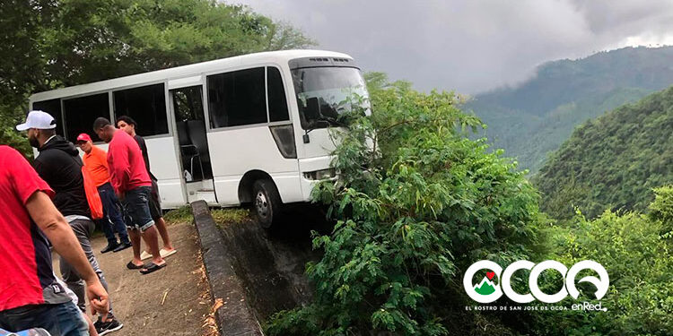 Pasajeros se salvan en “tablita” en la carretera Palo de Caja