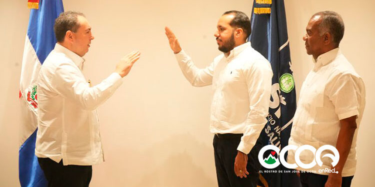 Director SNS juramenta nuevo director Hospital Provincial San José de Ocoa