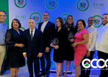 Docente ocoeña reconocida por la Universidad Católica Santo Domingo