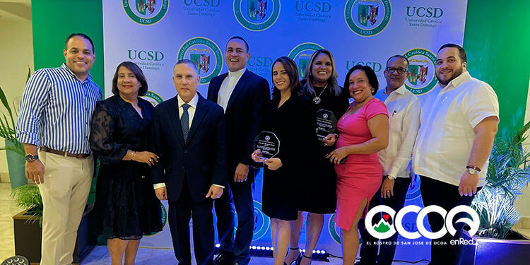 Docente ocoeña reconocida por la Universidad Católica Santo Domingo