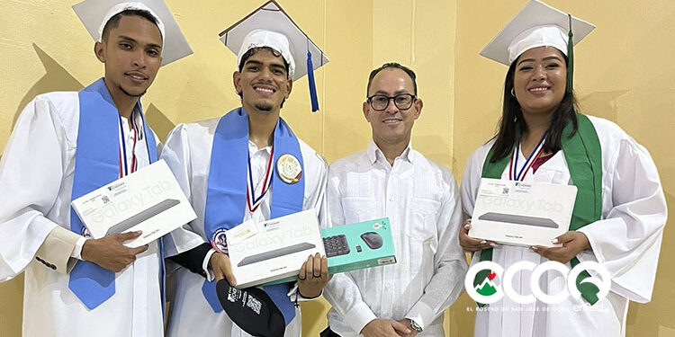 Tecnomed Caribbean reconoce los mas altos índices de bachilleres de Sabana Larga