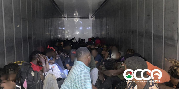 Migración detiene furgón con 79 haitianos indocumentados en Montecristi
