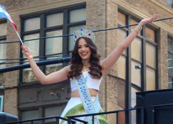Miss Mundo Dominicana Mayra Delgado  ovacionada  en el Desfile Dominicano en Nueva York