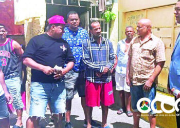 El juez José Manuel Arias Martínez (derecha.), juez de ejecución de la pena, durante su visita a una cárcel donde conversó con reclusos y conoció de primera mano sus quejas y situación general. / listin diario