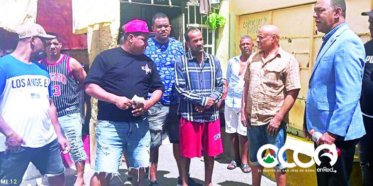 El juez José Manuel Arias Martínez (derecha.), juez de ejecución de la pena, durante su visita a una cárcel donde conversó con reclusos y conoció de primera mano sus quejas y situación general. / listin diario