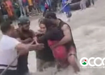 Comunitarios zona alta El Pinar logran cruzar  mujer embarazada ante desbordamiento de arroyo