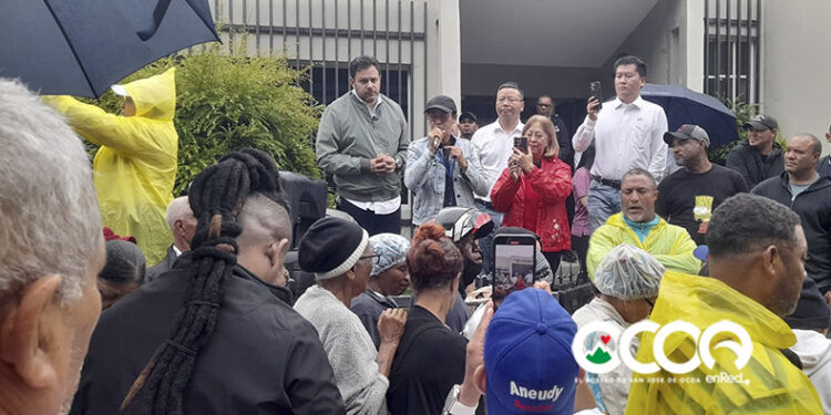 Senador y Comerciantes Chinos entregan alimentos a familias afectadas en Ocoa