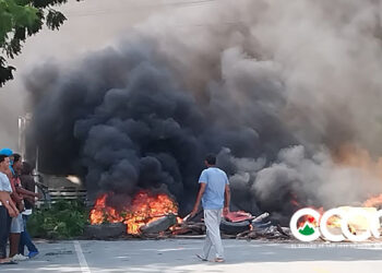 VIDEO | Residentes  en el Cruce de Ocoa incendian gomas en protesta por largas tandas de apagones