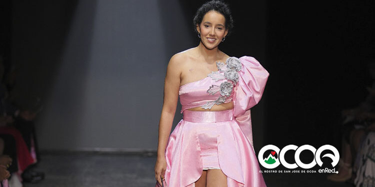 Ocoeña sobreviviente de cáncer de mama deslumbra con su fuerza y elegancia en el RD Fashion Week 2025