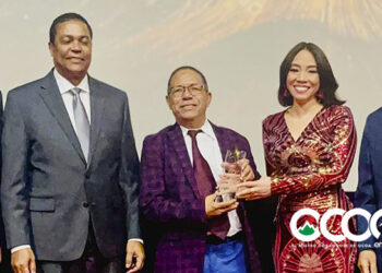 El director de DiarioDigitalRD recibe el máximo galardón del periodismo digital que otorga el Observatorio de Medios Digitales Dominicanos, Cristal Acevedo.