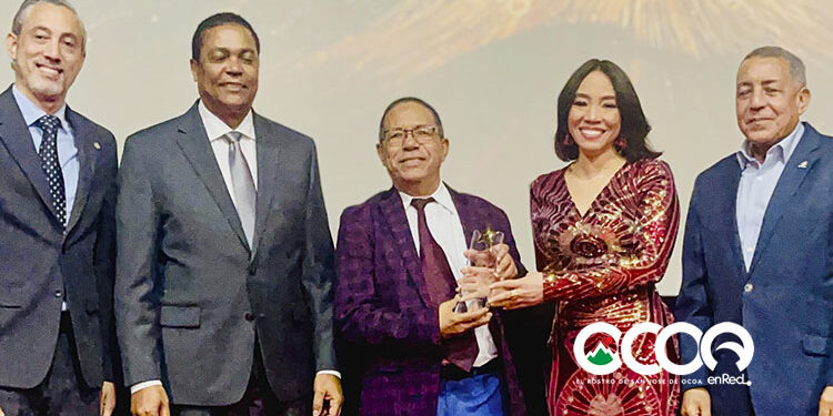 El director de DiarioDigitalRD recibe el máximo galardón del periodismo digital que otorga el Observatorio de Medios Digitales Dominicanos, Cristal Acevedo.