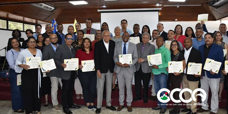 Proclaman a Luis Núñez como presidente del CMD; promete defender a los médicos