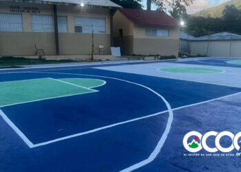 Fundación Manos Solidarias remoza  cancha de baloncesto en Nizao–Las Auyamas